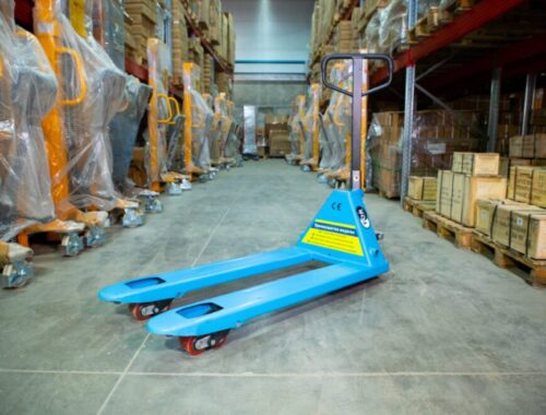 Как выбрать гидравлическую тележку: руководство по складской технике