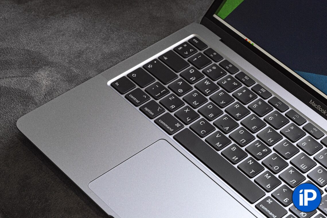 Вам не кажется. Клавиша Caps Lock в каждом MacBook лагает, и это неспроста