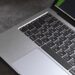 Вам не кажется. Клавиша Caps Lock в каждом MacBook лагает, и это неспроста