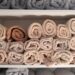 Как сложить постельное белье в шкафу комплектами по цветам и размерам